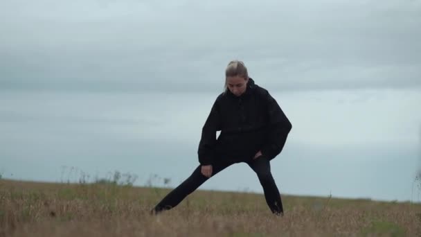 Încetiniri sport de sex feminin de mers pe jos într-un câmp — Videoclip de stoc