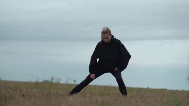 Slow motions deporte femenino caminar en un campo — Vídeos de Stock