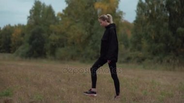 slowmotions spor erkek bir alanda yürüyüş