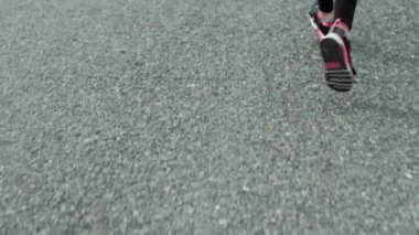 yolda çalışan sporcu