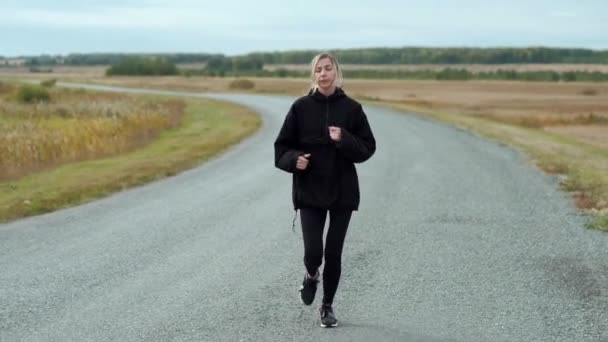 Mattina jogging attraente giovane bionda — Video Stock