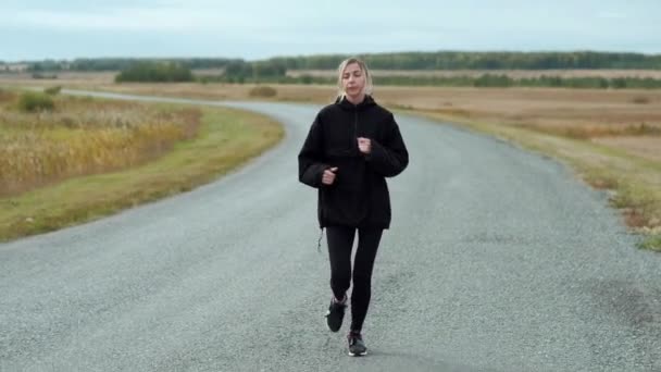 Manhã correr atraente jovem loira — Vídeo de Stock