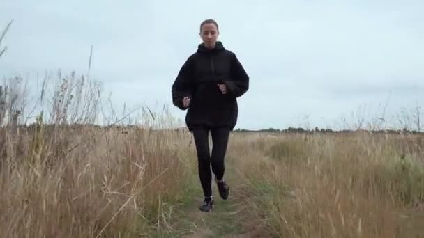 Manhã correr atraente jovem loira — Vídeo de Stock
