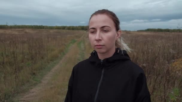 Portret van een meisje op zoek naar voren — Stockvideo