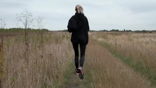 Deportista corriendo por la mañana — Vídeo de stock