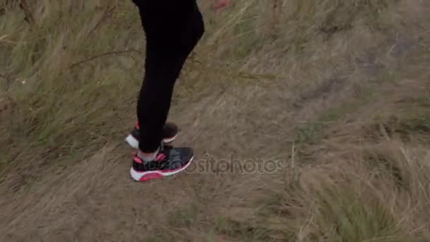 Atleta sale a correr por la mañana — Vídeo de stock