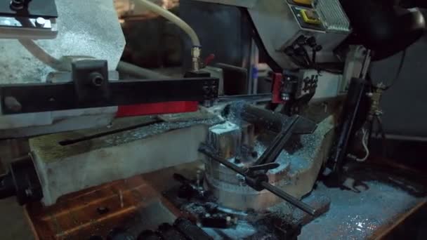 Metal kesme şerit testere makinesi — Stok video
