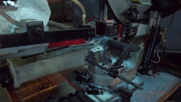 Bandsåg maskin för sågning av metall — Stockvideo