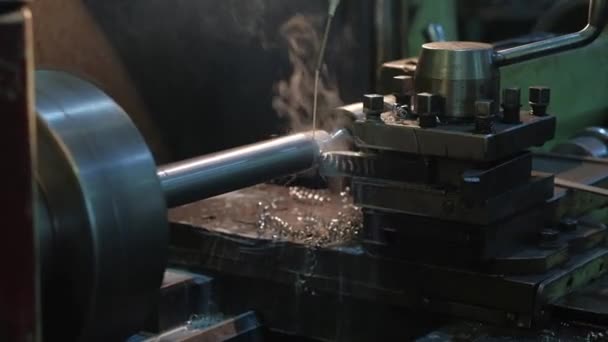 Cortador de manija de torno, disco de metal en la fábrica — Vídeos de Stock