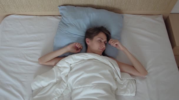 Donna che dorme la mattina presto . — Video Stock