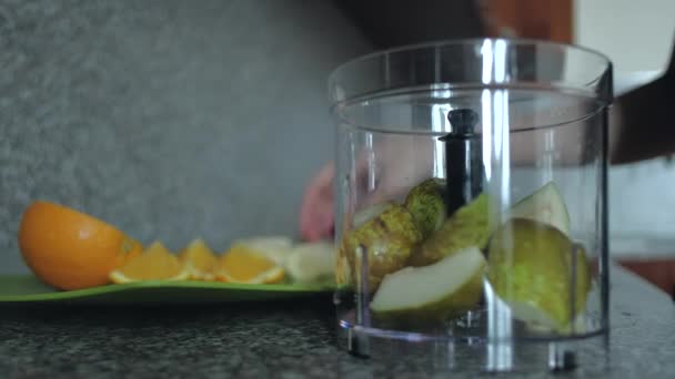 Close-up. A fruta no liquidificador. Pequeno-almoço de cozinha. Nutrição adequada . — Vídeo de Stock