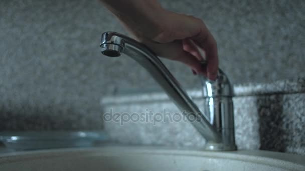 Woman uses kitchen faucet — Stock Video