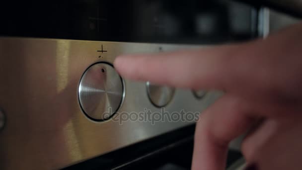 Mujer incluye una estufa de cocina . — Vídeos de Stock