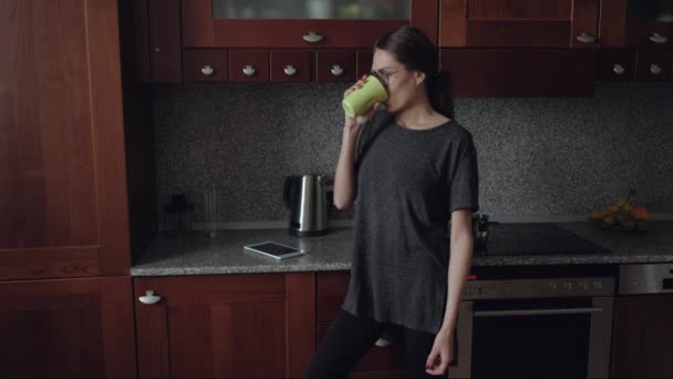 Chica en la cocina bebida caliente — Vídeo de stock