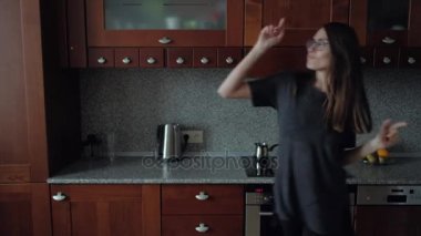 Mutfakta kahvaltı dans erkek