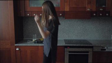 Mutfakta kahvaltı dans erkek