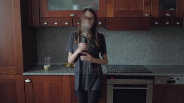 Mutfakta kahvaltı dans erkek