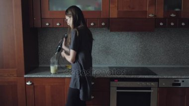 Mutfakta kahvaltı dans erkek