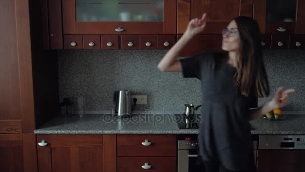 Женские танцы на кухне во время завтрака — стоковое видео