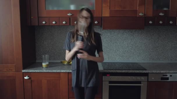 Baile femenino en la cocina en el desayuno — Vídeo de stock