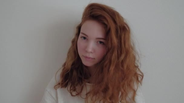 Portret van jonge tedere redhead tiener meisje — Stockvideo