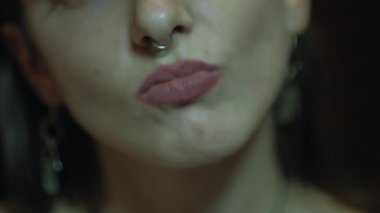 moda model kameraya poz