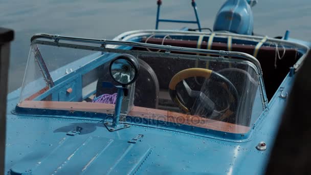 Velho barco a motor azul — Vídeo de Stock