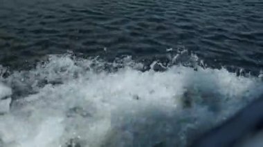 Dalgalar tekne hareket halinde