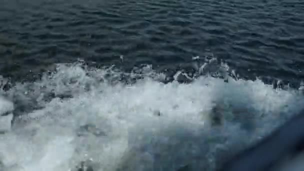 Ondas em movimento a partir do barco — Vídeo de Stock