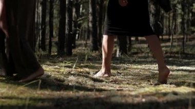 Kızlar orman moss üzerinde yürüme elbiseler