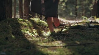 ince sarışın ormanda yürür