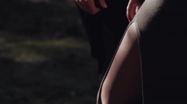Kızlar orman moss üzerinde yürüme elbiseler