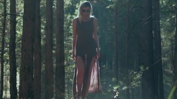 Delgada rubia camina en el bosque — Vídeo de stock