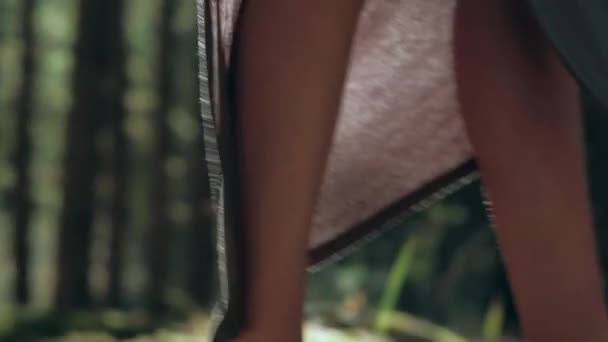 Nohou modely pro reklamní stylové dámské boty — Stock video