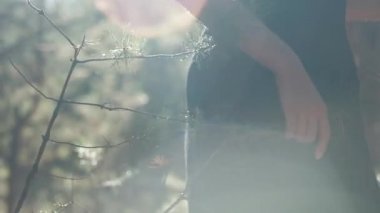 Kız pozlar fotoğrafçı için Doğa Fotoğraf oturum.
