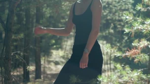 Menina posa para fotógrafo, sessão de fotos sobre a natureza . — Vídeo de Stock