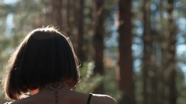 Menina posa para fotógrafo, sessão de fotos sobre a natureza . — Vídeo de Stock