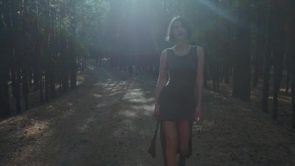 Modelo atractivo en vestido bodycon camina en el bosque en el día soleado — Vídeo de stock