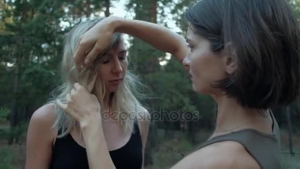 Twee gelukkige vriendinnen gek rond voor de camera — Stockvideo