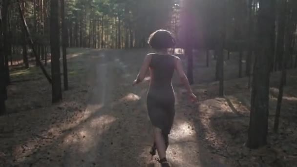 Attraktive Mädchen laufen in Kleid im Wald, — Stockvideo