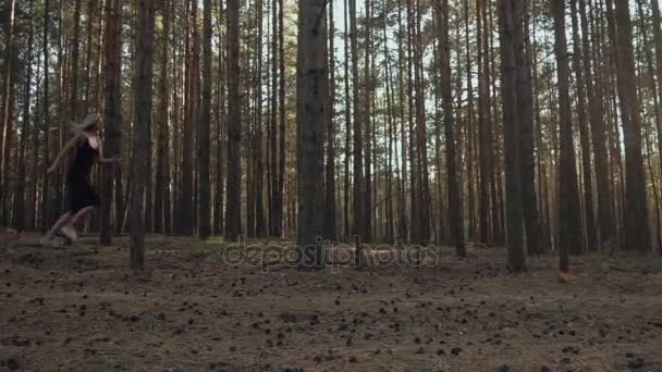 Menina correndo na floresta com grandes pinheiros — Vídeo de Stock