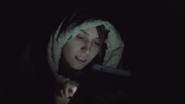 erkek geceleri dijital tablet kullanmak