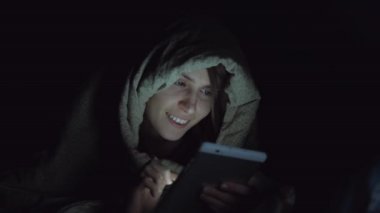 erkek geceleri dijital tablet kullanmak