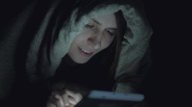 erkek geceleri dijital tablet kullanmak