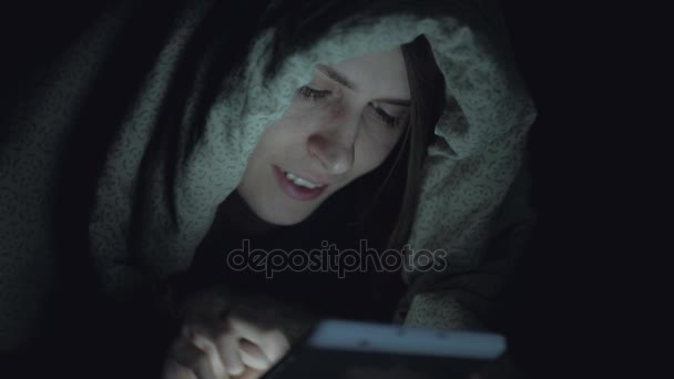 Femmina utilizzare un tablet digitale di notte — Video Stock
