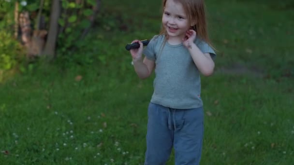 Маленькая девочка играет в баминтоне — стоковое видео