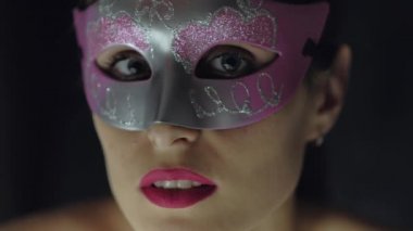 Carnaval maskeli sevimli erkek portresi