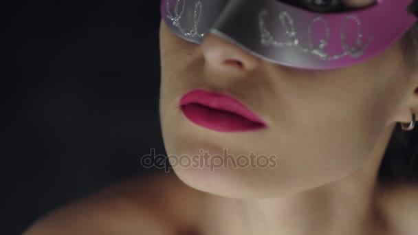 Портрет милой женщины в карнавальной маске — стоковое видео