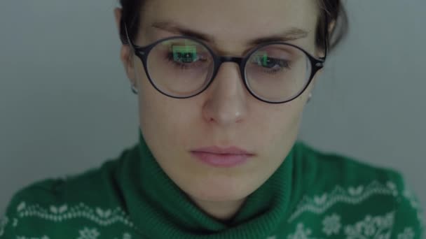Портрет жінки, що працює за комп'ютером — стокове відео