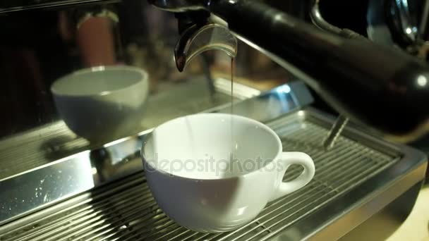 Cafetera vertiendo espresso en taza — Vídeos de Stock